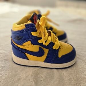 Nike Kids High-Top Sneakers in Blue and Yellow Sz 4C